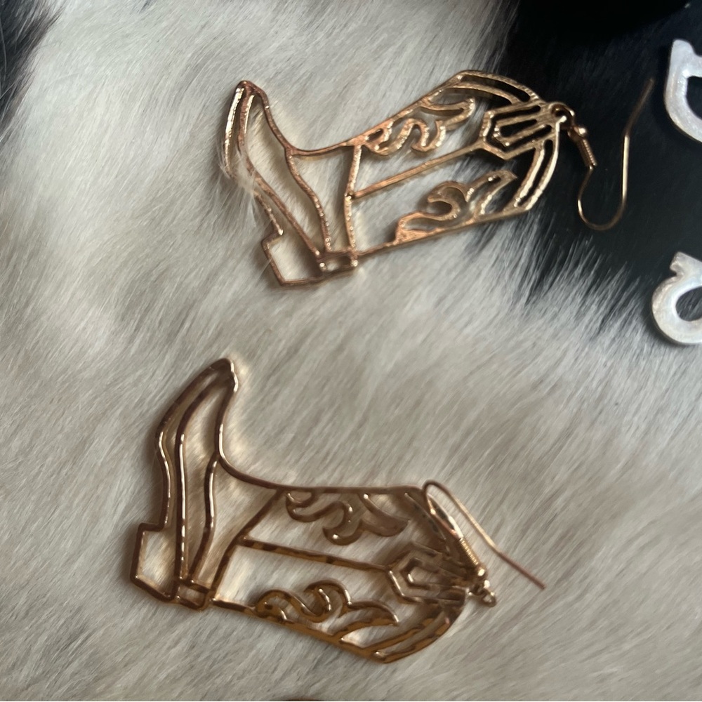 Cute gold colored earrings